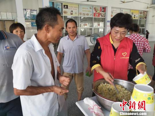 巾帼志愿者忙碌在救灾一线 临海妇联供图 摄