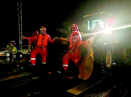 雨夜之中，救援队为受灾群众坚守到最后一刻