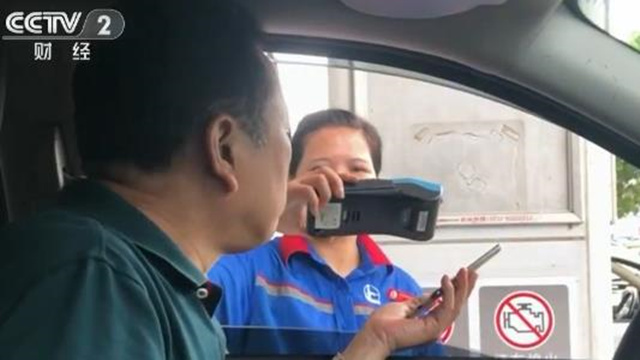 油站用手机似“刀尖跳舞” 扫码付油费勿用安全换方便