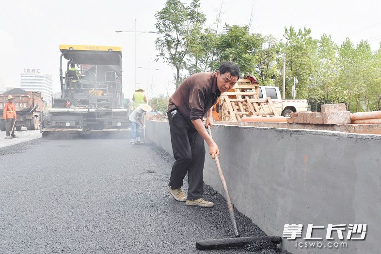 沥青摊铺工人：每天在超160℃沥青上走万余步（图）