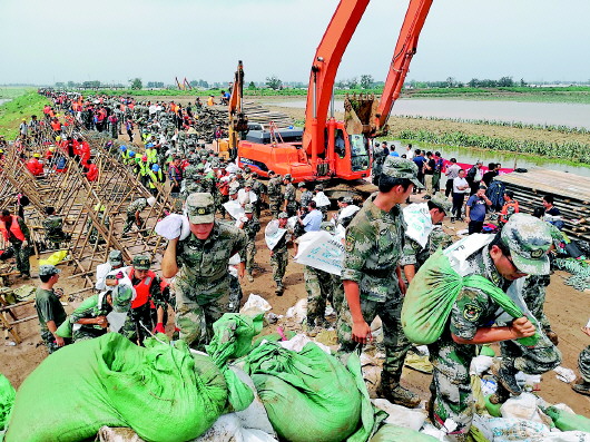 数千军民筑起抢险“长城” 陆空出击助力决口合龙
