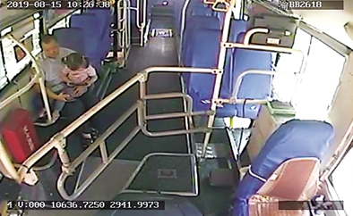 重庆：女孩公交车上走失 司机悉心守护