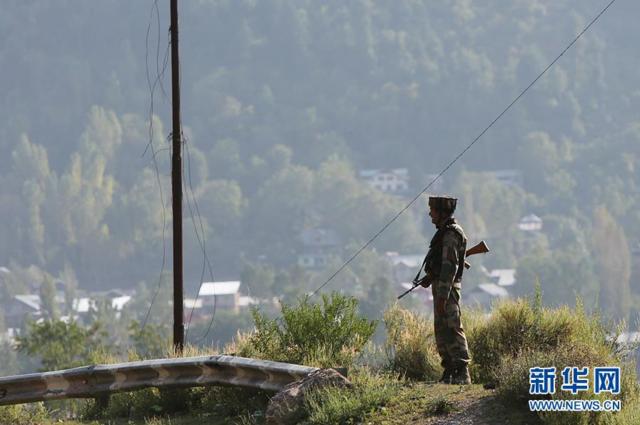 在印控克什米尔首府斯利那加以西的乌里，印度士兵在军事基地附近警戒。 新华网 图