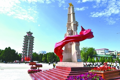 甘肃省会宁县红军会宁会师旧址的雕塑和会师纪念塔。新华社发