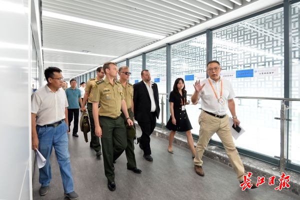  2019年7月21日，国际军体总部官员在军运会主媒体中心内参观考察。记者喻志勇 摄