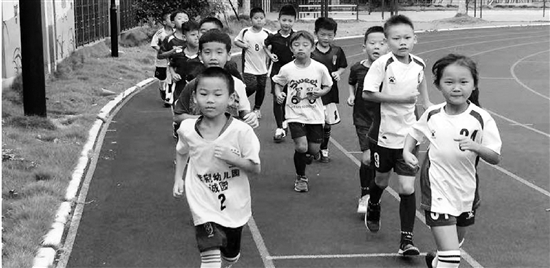 蒋卓智（左一）今年只有6岁，已经能在高温中跑完4公里。