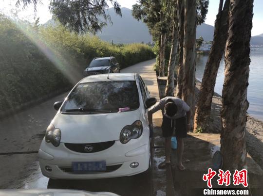 游客在抚仙湖边洗车被罚 网友：用Ⅰ类水洗车太无知