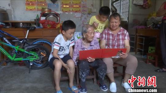 广西百岁老人分享长寿秘笈 告诫子女人生要“勿闹”