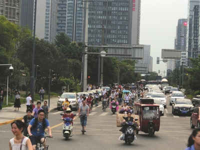 不吃饭就别想停车？公共停车位竟被河鲜馆“霸占”