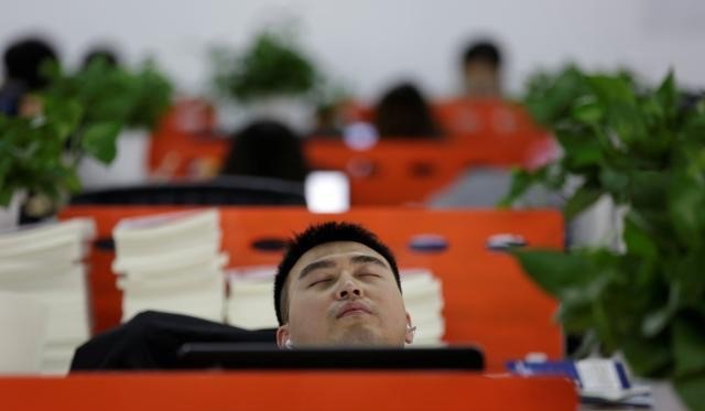 不贩卖焦虑，35岁的中年人都不配上热搜？