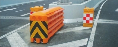 司机开车看手机 多亏这个新型隔离墩救他一命