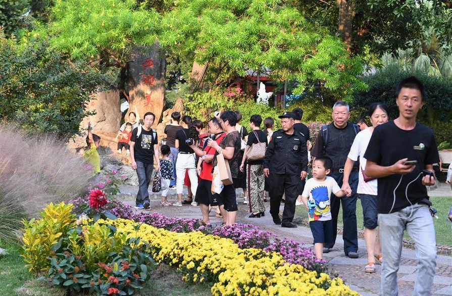 Tourists tour Xihu Park in Fuzhou, southeast China