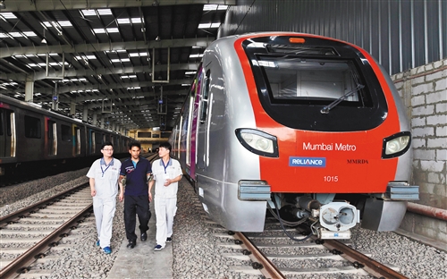 印度孟买地铁一号线于2014年6月8日正式运行，该地铁线路车辆由中车南京浦镇车辆有限公司制造。图为中印双方工作人员在孟买地铁一号线车辆段工作。（新华社发）