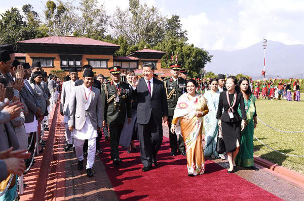 当地时间10月13日中午，国家主席习近平离开加德满都启程回国。尼泊尔总统班达里在机场为习近平举行隆重欢送仪式。尼泊尔副总统普恩、总理奥利、联邦议会联邦院主席蒂米尔西纳、所有内阁成员、军方高级将领参加。新华社记者高洁摄