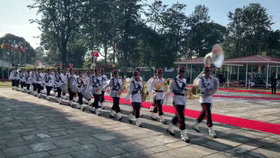 10月12日，尼泊尔首都加德满都特里布万国际机场，军乐队为欢迎仪式做准备。新华社记者丁林摄