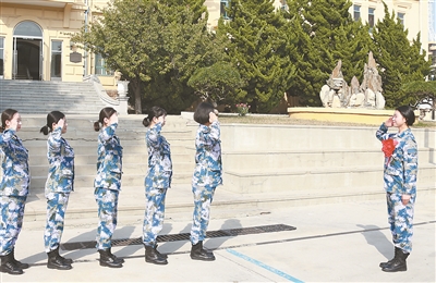 走下阅兵场 她们的故事在继续