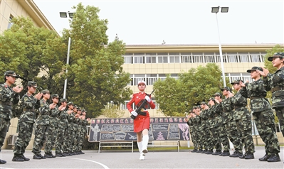 走下阅兵场 她们的故事在继续