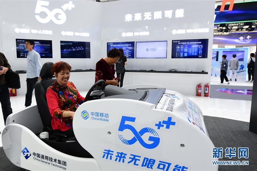 10月21日，一名参观者在浙江乌镇举行的互联网之光博览会上体验基于5G技术的远程驾驶系统。 新华社记者 尹栋逊 摄