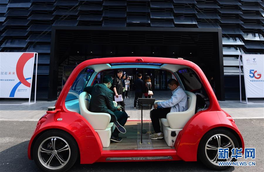10月21日在浙江乌镇举行的互联网之光博览会会场外拍摄的5G无人驾驶体验车。 新华社记者 尹栋逊 摄