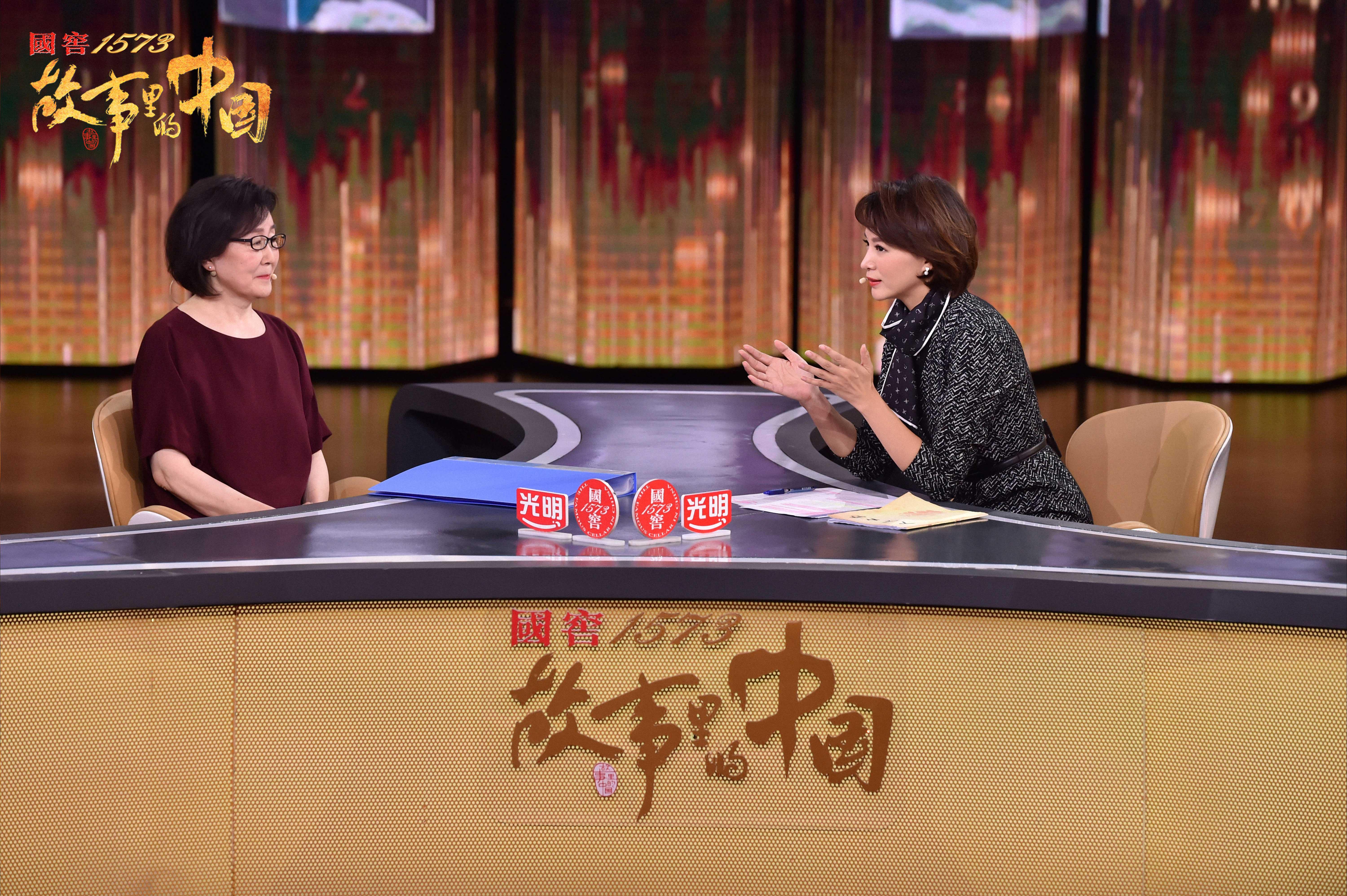 图：主持人董卿在节目中对话《林海雪原》作者曲波之女 曲毳毳（左）
