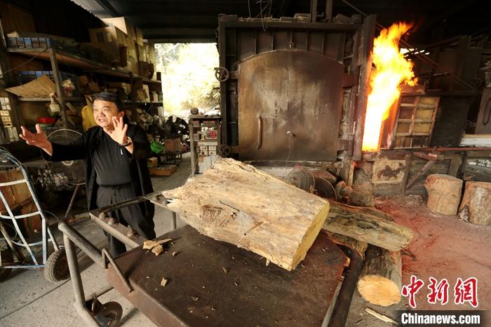 台湾写真重拾商周时期草木灰釉色彩的陶艺师