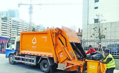"其他垃圾"直运车在收运垃圾.