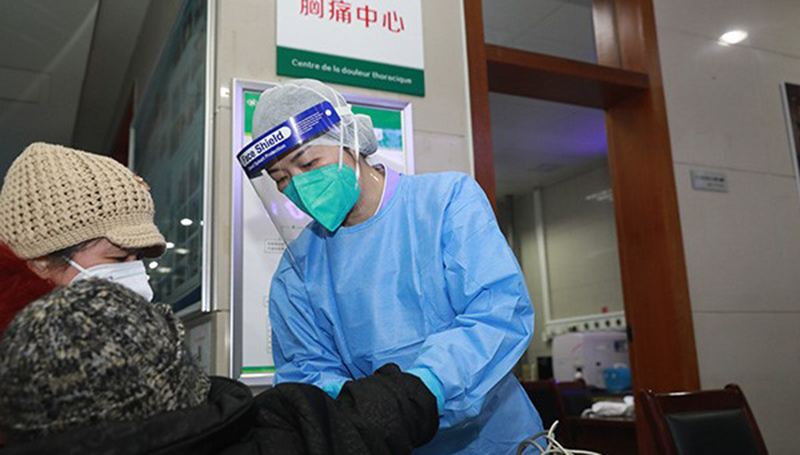 在武汉大学中南医院，急救中心护士郭琴为患者进行检查。（高翔 摄）