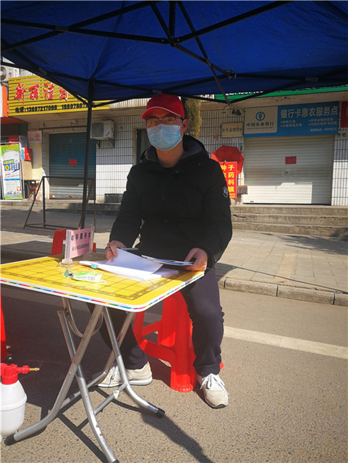全鑫在湖北十堰市社区参加疫情防控志愿工作