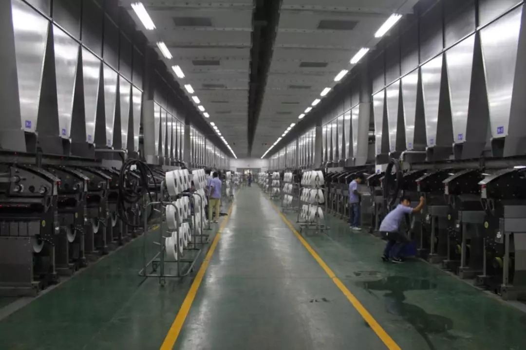 Fujian Jingfeng Technology, which successfully raised funds through the financial technology platform of State Grid E-commerce Company, has made full efforts to increase production capacity, and the staff is taking down the finished nylon yarn and preparing for inspection.