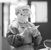 医务人员在隔离病房工作。新华社发