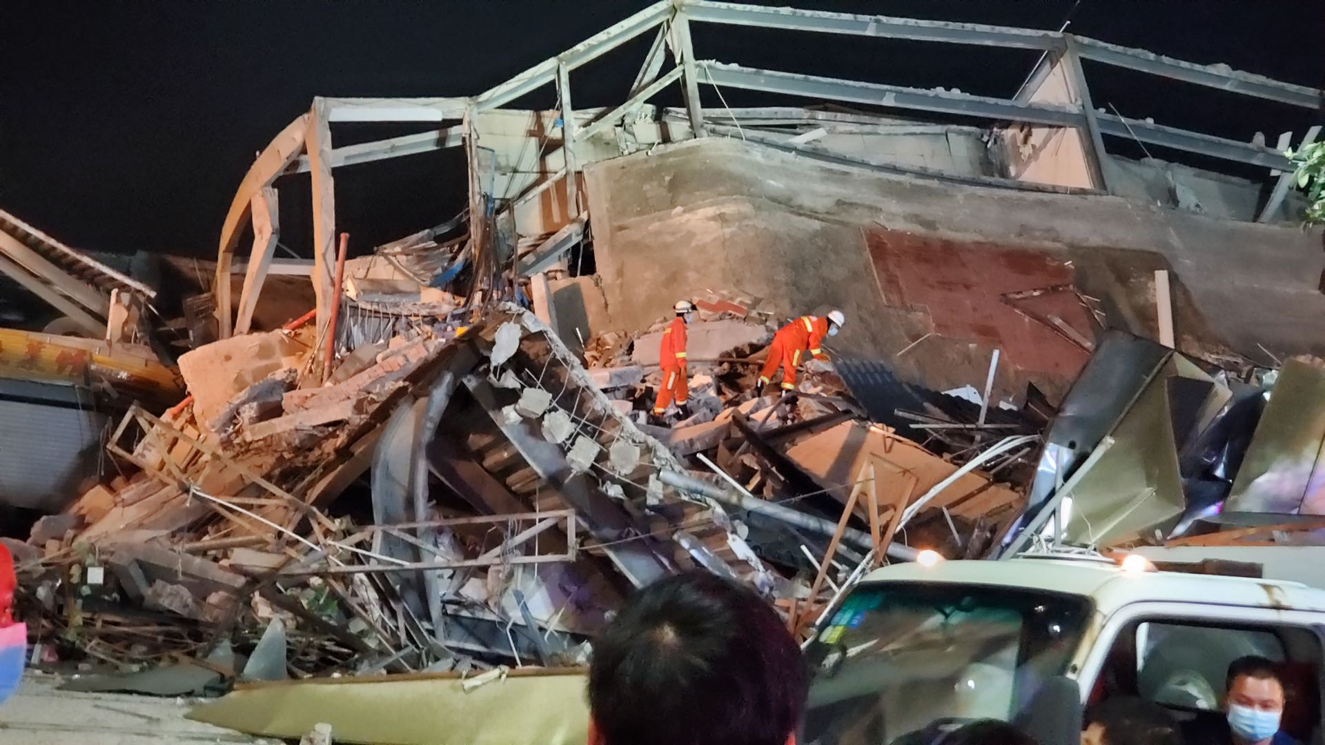 福建泉州一隔离酒店整幢坍塌，目击者：巨响中地面在震动_凤凰网
