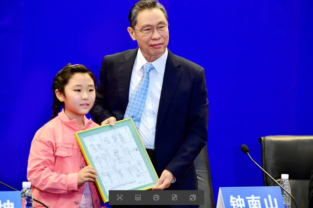 3月18日广州市第46场疫情防控新闻通气会上，小女孩赠送钟南山院士手绘画