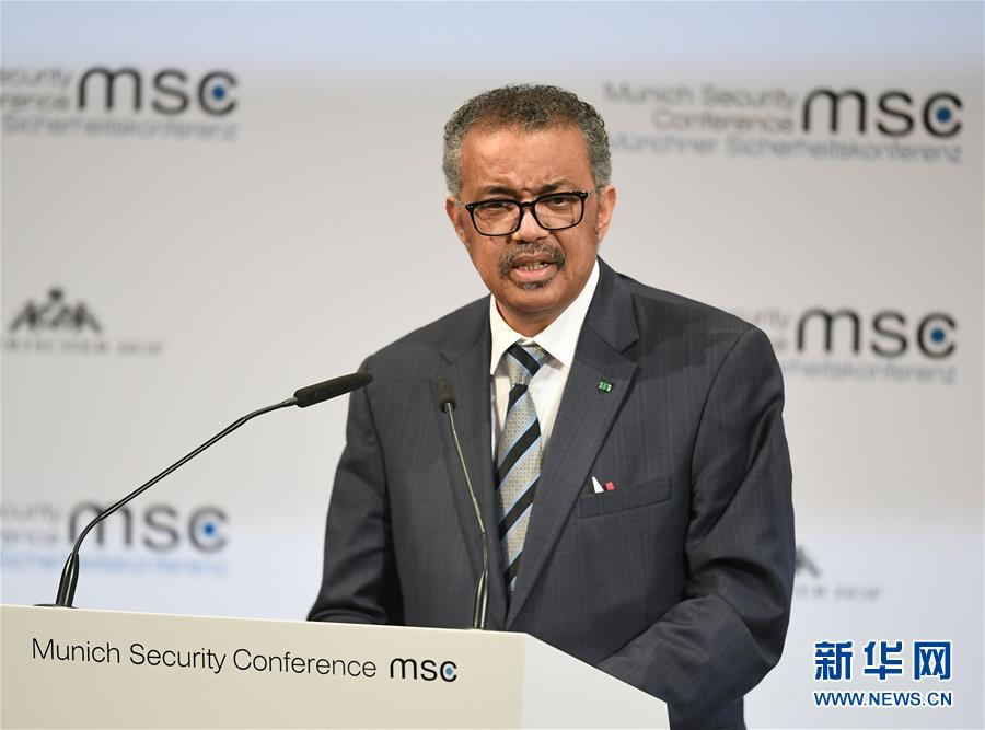 　　2月15日，在德国慕尼黑，世界卫生组织总干事谭德塞在第56届慕尼黑安全会议上讲话。谭德塞表示，中国采取的从源头上控制新冠肺炎疫情的措施令人鼓舞，尽管这些措施让中国付出了很大代价，但为世界争取了时间，减缓了病毒向世界其他地方传播的速度。 新冠肺炎疫情发生以来，习近平主席时刻关注国内外疫情形势，高度重视抗疫国际合作，多次作出重要指示批示，频频开展元首外交，从构建人类命运共同体高度，亲自推动疫情防控国际合作。 新华社记者 逯阳 摄