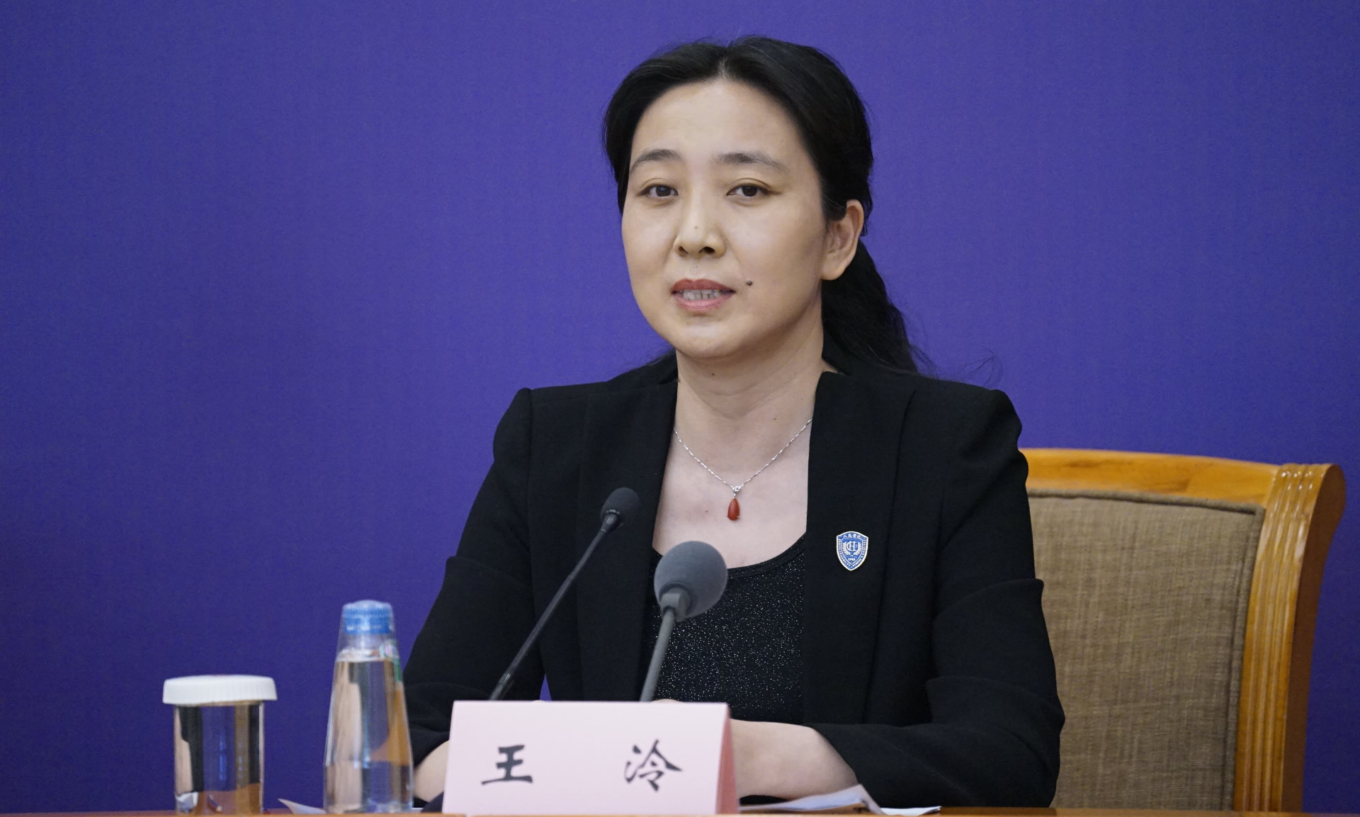 战疫一线报告大家都默默藏起小家困难冲到一线去