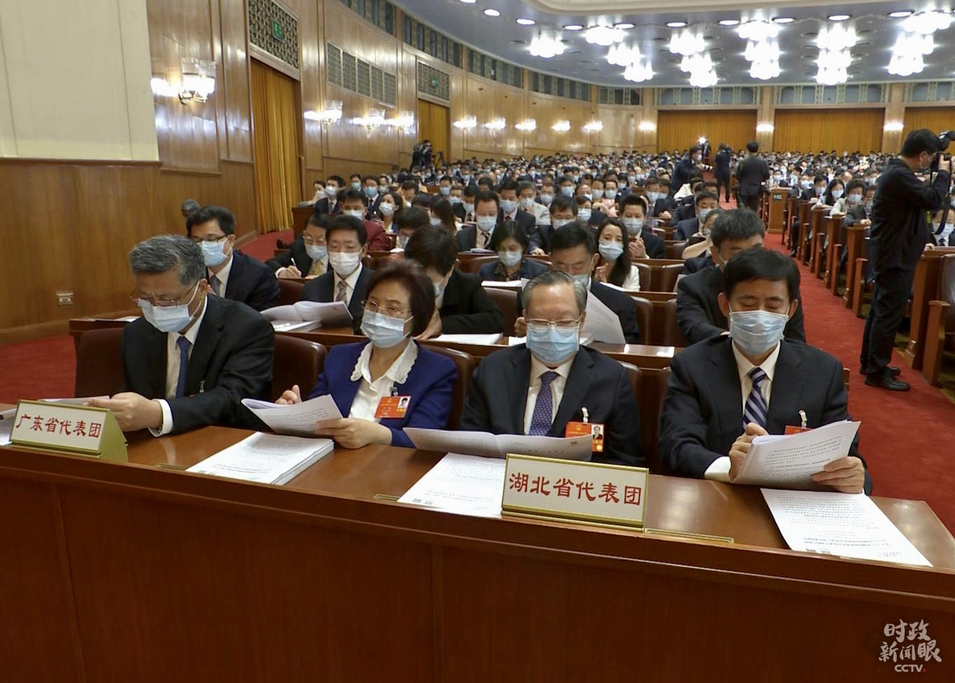 湖北省代表团坐在面向主席台的右手边。