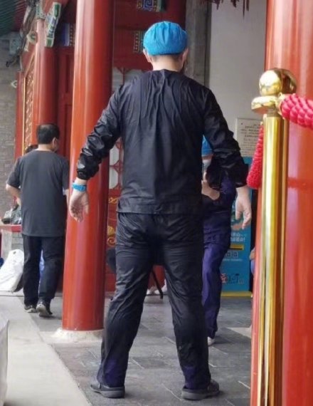 在北京大观园核酸检测点看到的一幕，医生脱下防护服，全身都湿透了