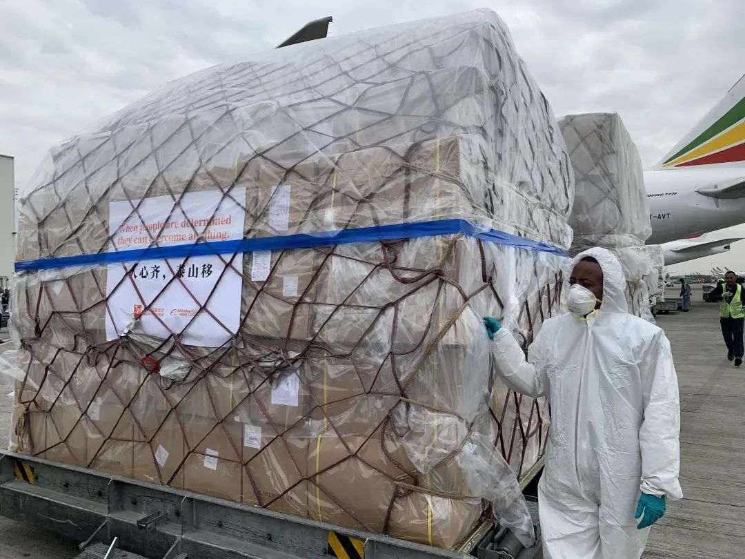 　　3月22日，用于支援非洲54国抗击疫情的中国援助物资运抵埃塞俄比亚首都亚的斯亚贝巴国际机场。新华社记者王守宝 摄