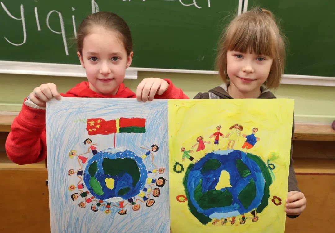 　　2月27日，在白俄罗斯首都明斯克，两名小学生展示自己支持中国抗击新冠肺炎疫情的绘画作品。新华社发（任科夫 摄）