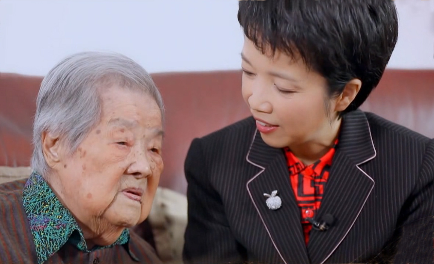 "Singing in Old Age" Grandma Yu Haiyu, a 100-year-old policeman, was interviewed