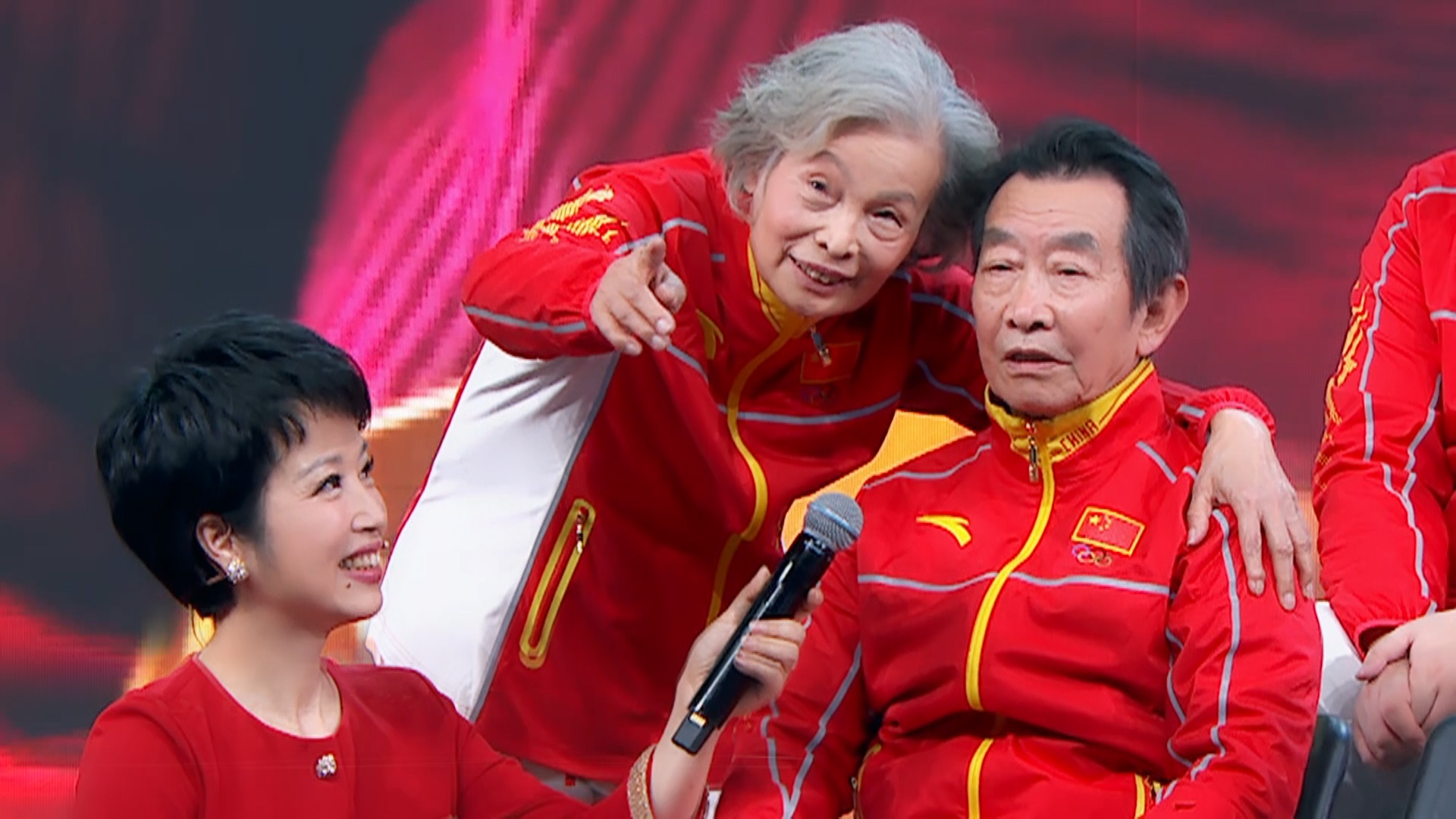 Singing in Old Age Coach Qian Kui and his wife Coach She Shuqin with Alzheimer's disease.