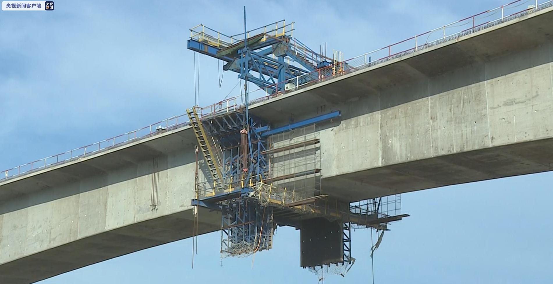 (70 125 125 70)米双跨形式布置,需要进行合龙浇筑的桥梁部分长约2米