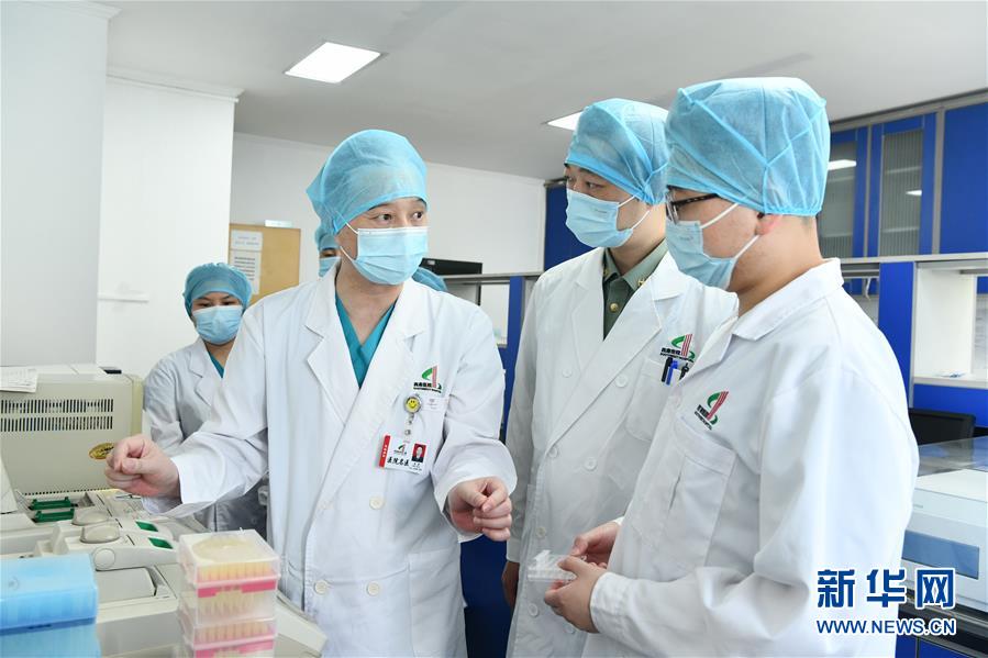 　　陆军军医大学第一附属医院感染病科主任毛青（右三）在实验室指导研究生（7月24日摄）。 新华社记者 张永进 摄