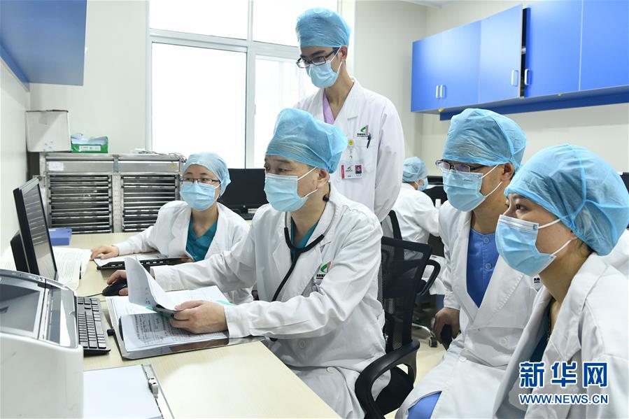 　　陆军军医大学第一附属医院感染病科主任毛青（前右三）与临床一线医生讨论患者病情（7月24日摄）。新华社记者 张永进 摄