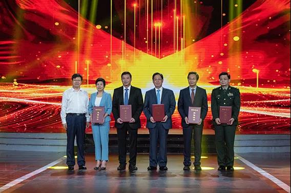 图 /国家卫生健康委党组成员、全国老龄办常务副主任、中国老龄协会会长 王建军（左一）为获奖者颁奖