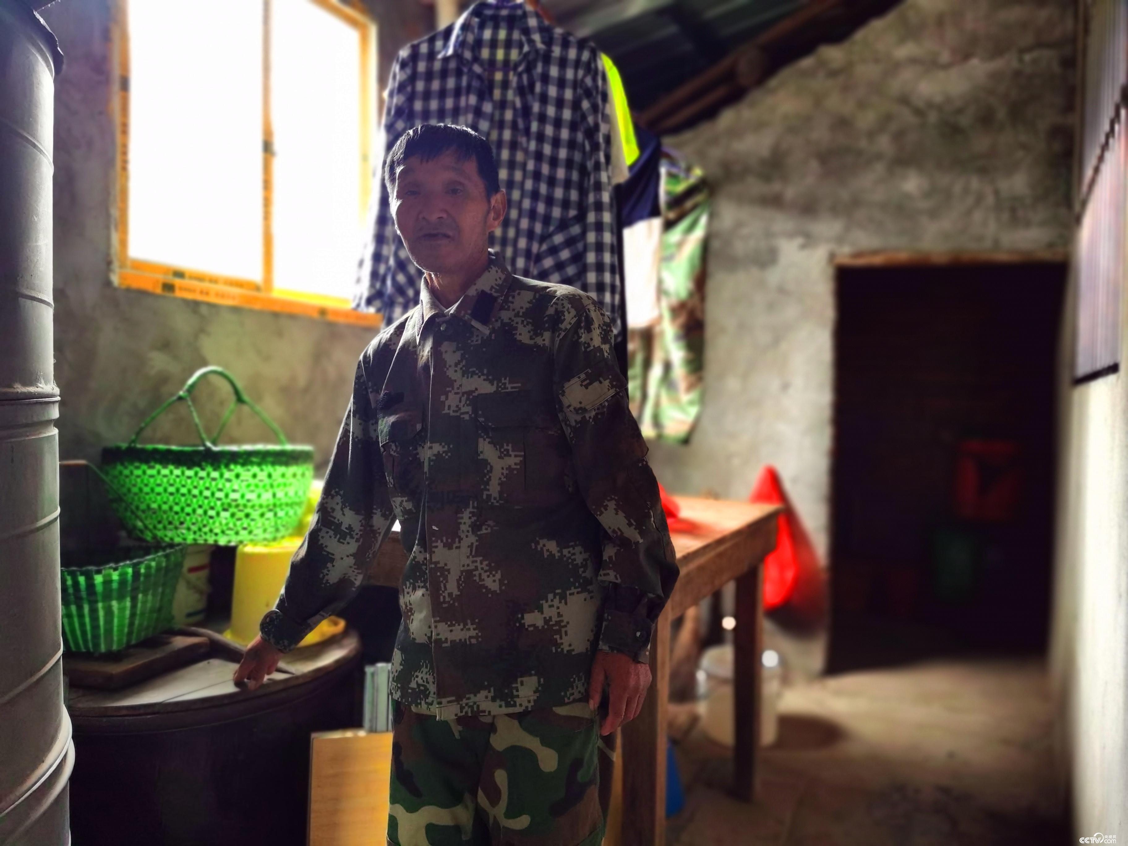 挑水三次才能打满的水缸已闲置在角落。（王莉莉 摄）