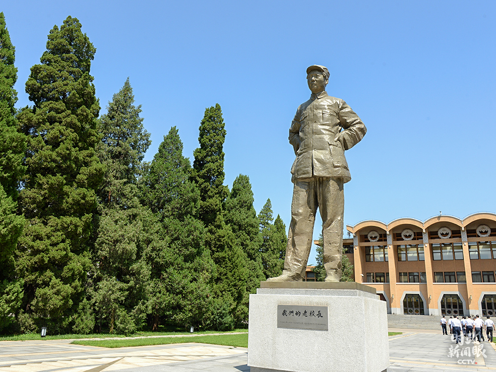△矗立在礼堂前广场的毛泽东全身雕像：《我们的老校长》