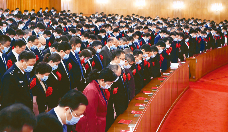 　　2020年9月8日上午，全国抗击新冠肺炎疫情表彰大会在北京人民大会堂隆重举行。这是全场肃立，向新冠肺炎疫情牺牲烈士和逝世同胞默哀。 新华社记者 申宏/摄