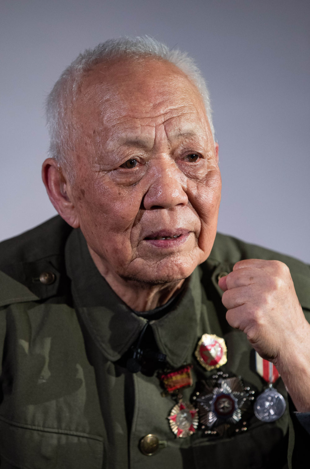 在四川省南充市,志愿军老战士林炳远讲述上甘岭战役的故事(10月3日摄)