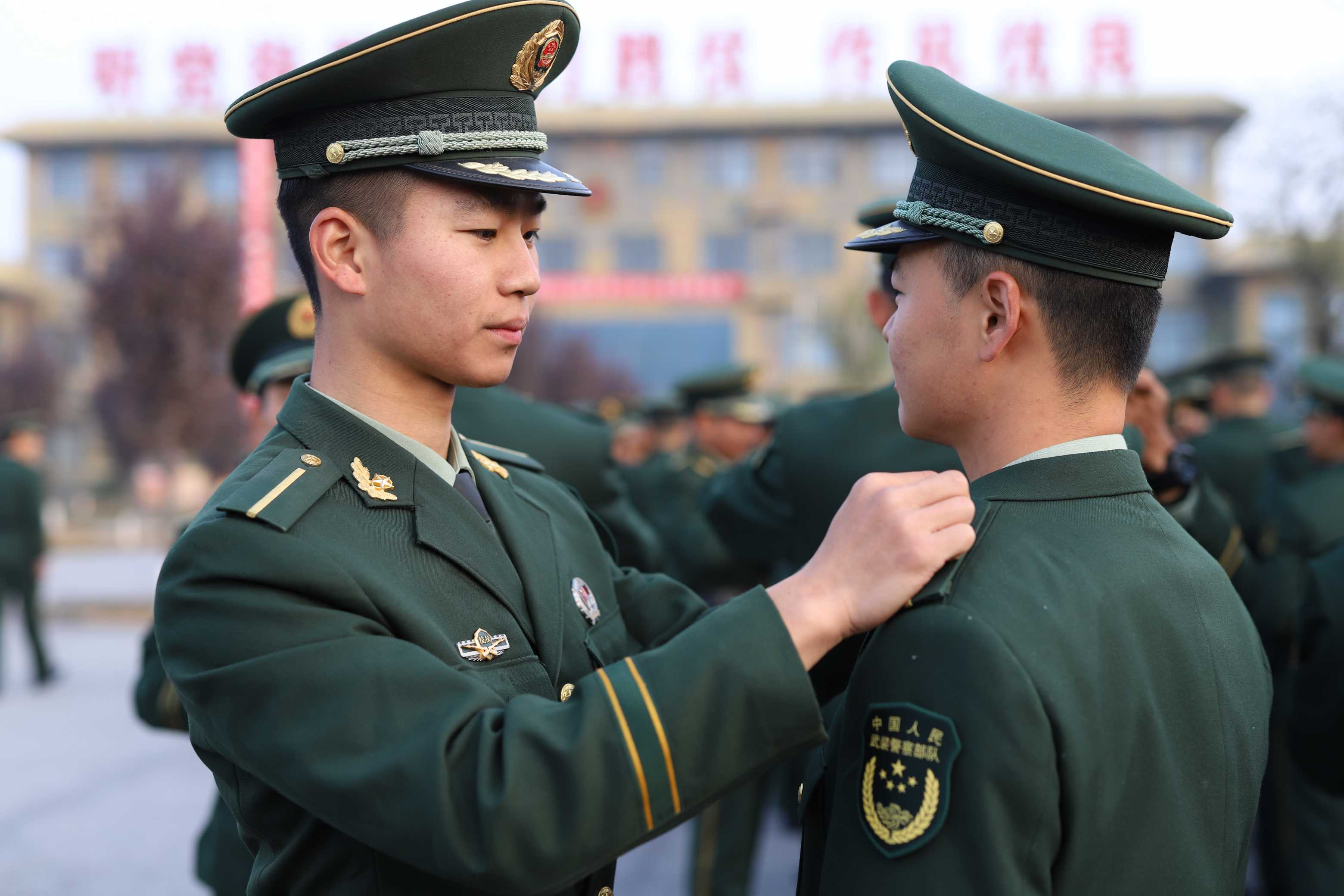新训班长为新学员授衔新训班长为新学员佩戴肩章新训班长为新学员授衔