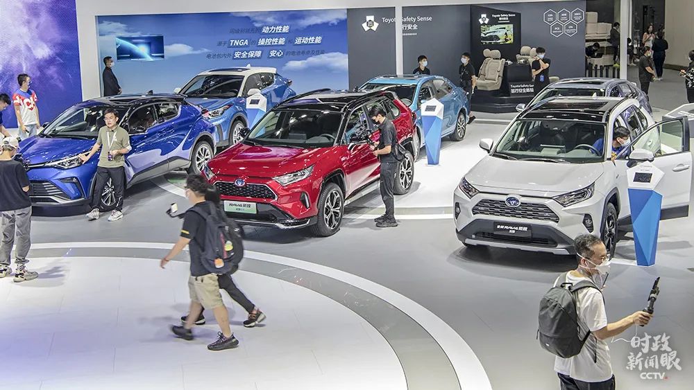 　　中国的新能源汽车产销量连续5年居世界首位，这是近日在广州国际会展中心展出的新能源汽车。